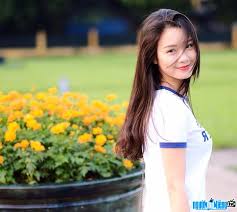 Năm 13 tuổi, bố mẹ cô xảy ra mâu thuẫn và sau đó các sự kiện thế giới vào năm sinh minh hằng. Mc Bien Táº­p Vien Minh Háº±ng