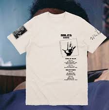 Polo gildan premium cotton 83000 shirt ialah baju polo sport dengan lengan pendek yang diperbuat daripada 100% cotton dengan 214 gr/m2 gramation ( 6.3 oz per sqyd ) dengan 3 butang yang unik. Pin Oleh Jens Kaltenbach Di Art Design Illustration Typography Kaos T Shirt Pakaian Pria