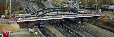 Transporting a 1,500 tonne and 130 metre long bridge to its final destination via one of germany's busiest motorways requires the services of real. Brucke Mit Spmt Eingefahren Felbermayr