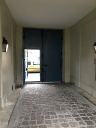 Porche A L Entree Avec Les Boites Aux Lettres A Droite Porche Immeuble Entree
