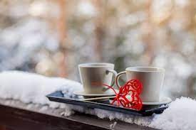 Dos tazas con café o té caliente junto con corazones. | Foto Premium