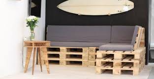 Les pensionnaires se mettent alors à l'ouvrage pour fabriquer une nouvelle maison. Tuto Un Canape D Angle En Palettes M6 Deco Fr