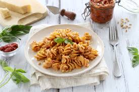 Les P Acirc Tes Au Pesto Rosso Pesto Rouge En Italien Et Ricotta Sont Une Recette Sicilienne Rapide Pate Pesto Recette Pate Pesto Recette Cuisine Italienne