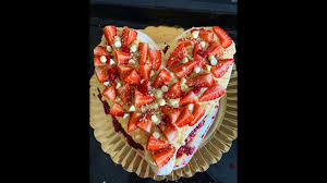 Trebuie mixat bine pana se dizolva zaharul tos apoi presaram amidonul cernut si zeama de lamaie si incorporam usor cu. O0rnnxeeeefmom