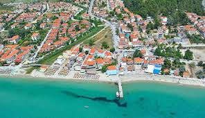 Ein einzigartiger ort, an dem die grüne landschaft der natur in das blau des. Kassandra Chalkidiki Griechenland