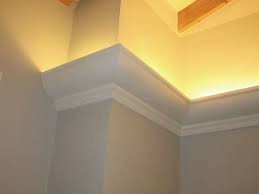 Cornice In Gesso A Lumiera Posizionata Su Soffitto Con Travi In Legno Illuminazione Soffitto Soffitto Soffitto Con Travi In Legno