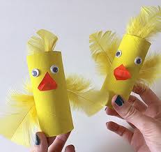 Voici un autre bricolage à faire avec des rouleaux de papier toilettes. Poussins De Paques En Rouleau De Papier Toilette