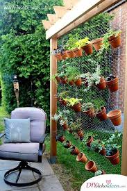 Diy Garten Dekoideen Mit Tontopfen Die Man Ganz Leicht Selber Machen Kann In 2020 Vertikaler Garten Diy Vertikaler Krautergarten Vertikale Gartenmauer