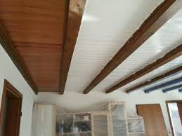 Hier Lackieren Wir Gerade Eine Alte Holzdecke Die Balken Setzen Wir In Taubenblau Ab Hier Ist Im N Holzdecke Haus Aussenfarben Holzdecke Weiss