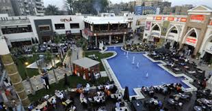 یک سرباز جوان هلندی که برای سرکوب تلاش های استقلال پس از جنگ جهانی دوم در مستعمره هلند در اندونزی اعزام شده است ، هنگامی که به. Ù…ØµØ± ØªØ¯Ø®Ù„ Ù…ÙˆØ³ÙˆØ¹Ø© Ø¬ÙŠÙ†ÙŠØ³ Ø¨Ø£ÙƒØ¨Ø± Ù…Ø¬Ù…Ø¹ Ù…Ø·Ø§Ø¹Ù… ÙÙ‰ Ø§Ù„Ø¹Ø§Ù„Ù… Ø§Ù„ÙŠÙˆÙ… Ø§Ù„Ø³Ø§Ø¨Ø¹