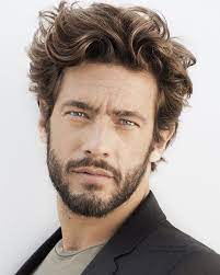 Brown Messy Hair Guy Hairstyles Black Jacket Grey Shirt White Background Haar Frisuren Manner 30er Frisuren Herrenfrisuren