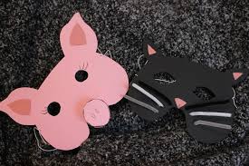 Oder ihr malt die bastelvorlage in eurer lieblingsfarbe aus und fertig ist eure fledermaus. Schweinchen Maske Aus Pappe Tiermasken Basteln Basteln Masken Basteln