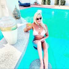 Service for viewing photos anonymously and downloading them from instagram via a link without loss of quality. H Marina Patoylh Me Roz Mpikini Kai Xryso Kaftani Eyxetai Kalo Kalokairi Eikones Zwh Iefimerida Gr