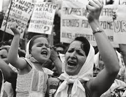 Las madres de plaza de mayo es una asociación argentina formada durante la dictadura de videla con el fin de recuperar con vida a los detenidos madres de plaza de mayo llaman a respaldar el proyecto nacional y popular | el diario 24. Madres Plaza De Mayo Madres De Plaza De Mayo Plaza De Mayo Imagenes De Las Madres