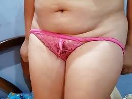 Awalnya ibu mertua ku kaget, tetapi setelah tahu aku yang masuk, wajah cantiknya langsung tersenyum nakal. Ayah Mertua Paksa Menantu Xnxx Movies