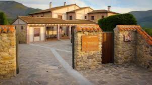 La casa rural los 2 yugos es una bonita casa centenaria, totalmente rehabilitada en 2008, manteniendo ese encanto de las casas. Casas De Campo Avila Last Minute
