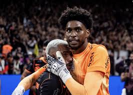 Matheuzinho se declara para Hugo Souza e à torcida do Corinthians após conquista da Supercopa
