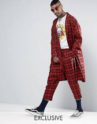 Pantalon gris foncé avec une bande rouge sur les côtés. Reclaimed Vintage Inspired Veste Et Pantalon A Carreaux Rouge Asos
