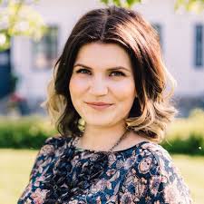 Parisuhdekouluttaja ja mummu Marianna Stolbow: "Hyvä isovanhempi rakastaa  ehdoitta"