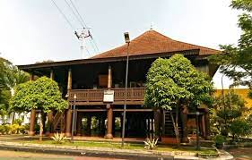 Di lampung terdapat rumah adat yang berbentuk panggung dan masih bisa ditemui hingga saat ini. Nama Rumah Adat Lampung Beserta Gambar Penjelasannya