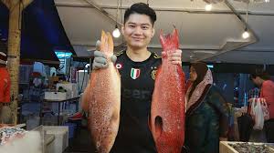 Fishmart is a subsidiary of a wholesale fish business with more than 40 years of experience in catching and supplying all kinds of live seafood. Millennial Turns His Back On An Office Job Opts For Life In The Wet Market Today