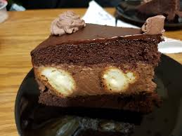 Intindeti cu sucitorul o foaie potrivit de groasa si intindeti in forma de copt speciala. Tort Profiterol Cu Crema De Ciocolata Retete Practice