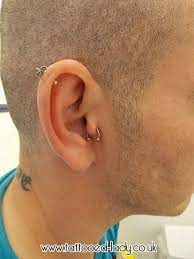 Male Tragus Piercing With Horseshoe Bar Piercing Malepiercing Traguspiercing Tattooedladym35 Piercings Masculinos Tragus Piercings