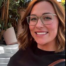 Has mobile option with vibration and music. Has an infant pillow secure  wedge. Extra sheets included.