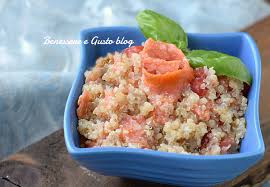 Le ricette light che trovate in questa pagina apportano meno calorie e possono essere un aiuto nel caso di diete ipocaloriche. Insalata Di Quinoa Con Verdure E Salmone