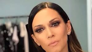 Σήμερα η έλλη κοκκίνου δεν θυμίζει σε τίποτα την παχουλή τραγουδίστρια που ξεκίνησε την καριέρα της τραγουδώντας επικίνδυνα παιχνίδια αφού διαθέτει ένα αξιοζήλευτο κορμί. Ellh Kokkinoy Menei Spiti Kai Mas Deixnei Nea Plana Celebrities Eidhseis