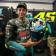 Ketika valentino rossi datang ke jakarta (5/2) untuk melakukan sesi. Valentino Rossi In Mugello Mit Einer Kuh Auf Dem Helm