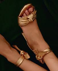 Pour les articles homonymes, voir talon. Sandales A Talon Dorees En Cuir Craquele Liliane Gold Emzi Paris