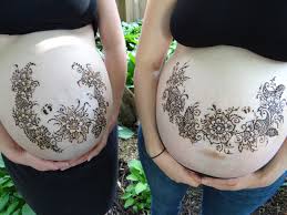 The design can include traditional patterns (florals, paisleys, etc.) from a particular culture or can be … Henna Belly Art In Pregnancy