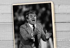 A 79 éves egykori szövetségi kapitány nemrégiben súlyos betegségekkel küzdött, de szerencsére mindez a múlté. Gyere A Kurva Anyad Amikor Meszoly Kalmant Bemikrofonoztak Az Online Ferfimagazin