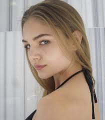 Fan subreddit for the beautiful Roxanne Sanderson