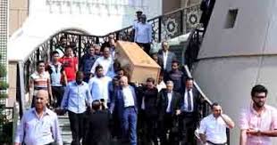 وزوج أمها ممدوح البلتاجي وزير السياحة السابق. Ø¨Ø§Ù„ÙÙŠØ¯ÙŠÙˆ Ø¯Ù…ÙˆØ¹ ÙˆØ§Ù†Ù‡ÙŠØ§Ø± Ù†Ø¬Ù„ Ù…Ù…Ø¯ÙˆØ­ Ø§Ù„Ø¨Ù„ØªØ§Ø¬Ù‰ Ø¹Ù‚Ø¨ ØªØ´ÙŠÙŠØ¹ Ø¬Ù†Ø§Ø²ØªÙ‡ Ø§Ù„ÙŠÙˆÙ… Ø§Ù„Ø³Ø§Ø¨Ø¹
