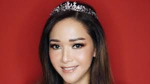 Hal ini didukung dengan banyaknya selebriti yang sukses tampil cantik dengan rambut pendek, baik itu di red carpet atau gala premiere pertunjukan film. Makin Cantik Maia Estianty Tampil Trendi Dengan Potongan Rambut Pendek Tribunnews Com Mobile