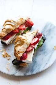 21 Croissants Filled With Brie And Strawberries Breakfast Sandwich Recipes Https Greatist Com Eat Healthy Breakfa Breakfast Sandwich Recipes Recipes Food