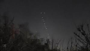 Ironically, starlink is getting people to look up at the night sky while many are concerned that the very same phenomenon is a threat to it. Starlink Zieht Seine Bahnen Uber Regensburg Regensburger Nachrichten News Meldungen Und Aktuelles Aus Der Region