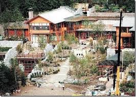 It shouldn't be too surprising that one of the wealthiest people in the world also has an insanely extravagant home. Pin Em Homes
