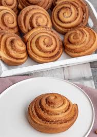 Kanelbullarna blir stora, mjuka och får en god smak av sin fyllning som består av kanel, smör och socker. Zimtschnecken Kanelbullar Rezeptebuch Com