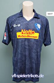 Auf der vorderseite befindet sich ein kaum erkennbares der kragen weist nicht nur kleine weiße applikationen auf, sondern deutet auch eine knopfleiste an. Vfl Bochum 2010 11 Auswarts Trikot