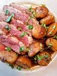 Magret De Canard Et Poelee De Navets Nouveaux Caramelises Valerie Passion Cuisine En 2020 Magret De Canard Navets Nouveaux Navet