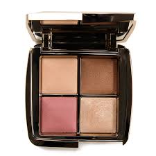 It is perfect to wear if you're going for a natural day look and it can be used to create a more glamorous look too! Hourglass Sculpture Ambient Lighting Edit Quad Review Swatches