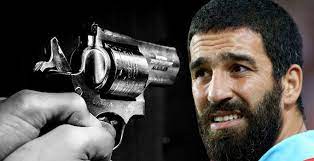Arda'nın elindeki silah ateş alıyor. Arda Turan In Elindeki Silah Ates Aldi