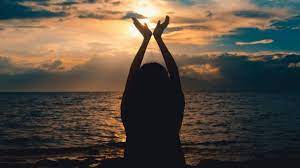 El solsticio de verano (el término solsticio proviene del latín sol sol y sistere permanecer quieto) ocurre durante el verano de cada hemisferio, cuando el semieje de un planeta, ya sea en el hemisferio norte o en el sur, está más inclinado hacia la estrella de su órbita. Lto 40wbwdxem