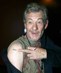 Wie „GoT“-Star Emilia Clarke: Diese Stars tragen ihre größten Rollen auf  der Haut