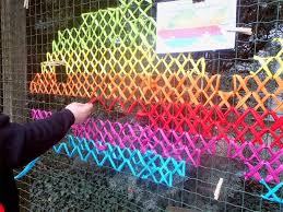 Es Gibt Tolle Methoden Zum Verarbeiten Von Bandern Und Wolle Die Absolut Ohne Nadel Und Faden Auskommen Fingerstricken Sommer Kunstprojekte Guerilla Knitting