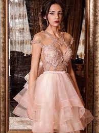 Entweder ein märchenhaftes brautkleid mit weiterem lagigem tüllrock oder ein hochzeitskleid aus tüll mit feine applikationen und spitze verziert. Kurze Ballkleider Anziehende Ballkleider Fur Kleinere Madchen Dresstells Com