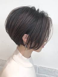 新規のご指名大歓迎 ショートヘアのカットが大得意な イケダユウタ です 丸み 前下がりショートボブ 前髪なし 長さ設定は襟足短め サイド長め 前髪なしのスタイルです 襟足に 前下がりのグラデーション が入っているので丸みを残しながら引き締まっています